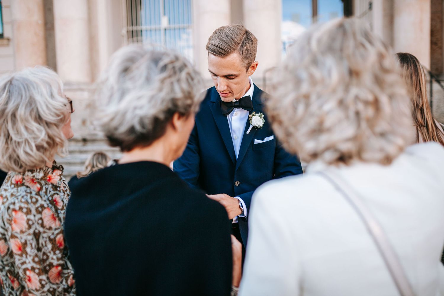 gäster till bröllop i rådhuset i göteborg som gratulerar brudparet, bröllopsfotografering