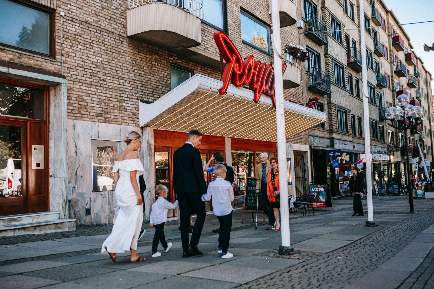 brudpar går över avenyn i göteborg med sina två barn påväg till vigsel i rådhuset, bröllopsfotografering