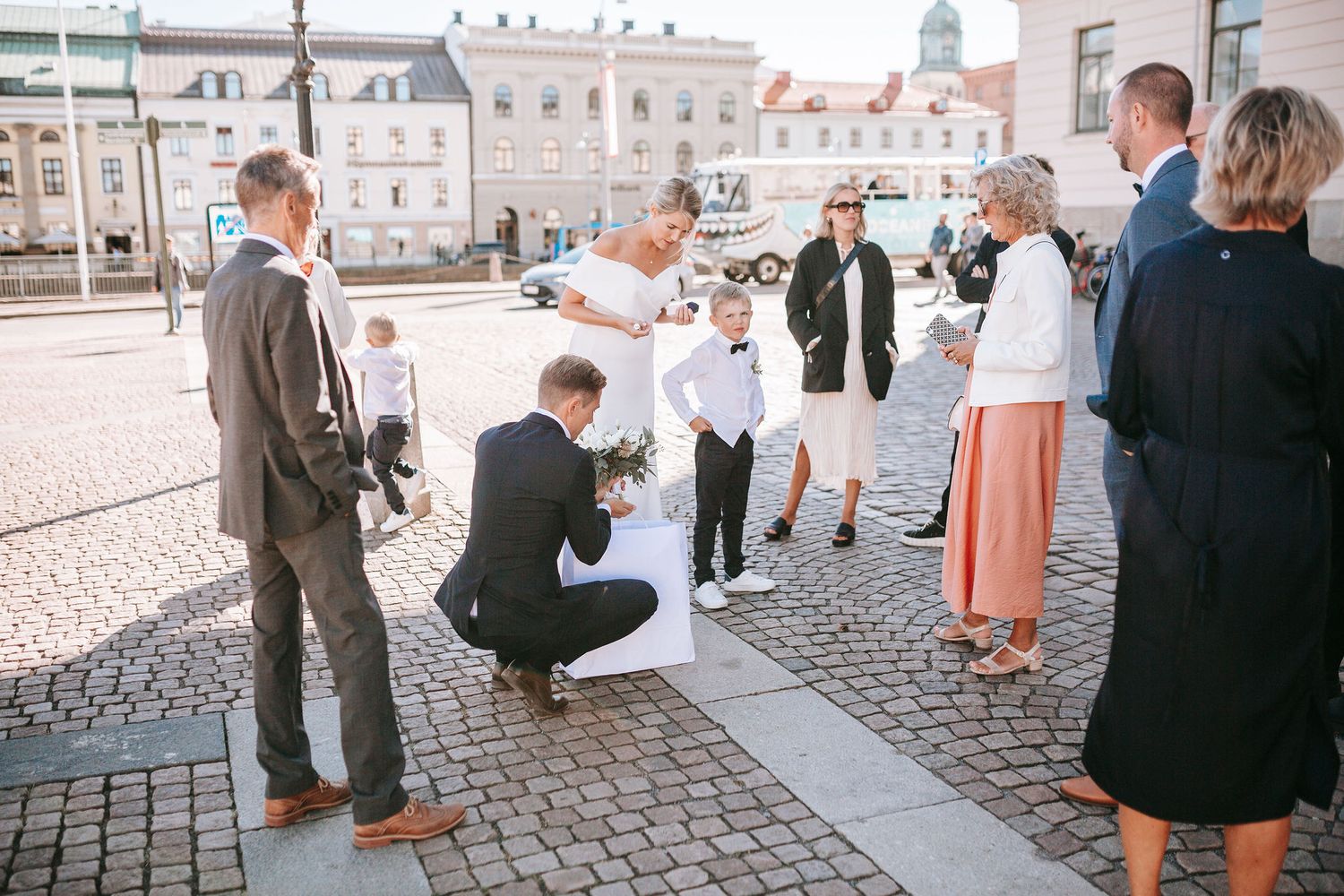 bröllopsgäster utanför rådhuset i göteborg tillsammans med brudparet, bröllopsfotografering
