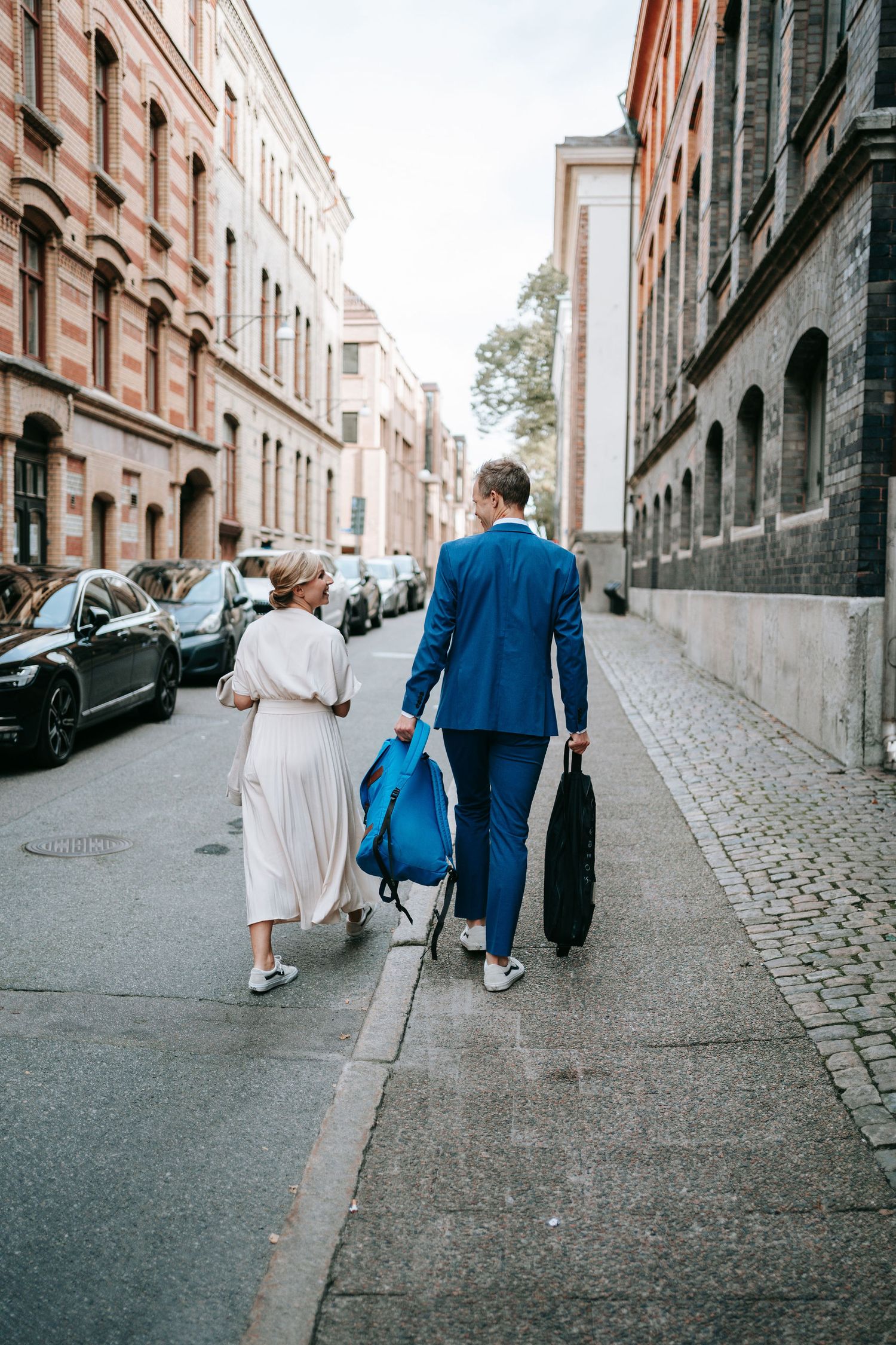 Brud och brudgum i stadsmiljö under bröllopsfotografering i Göteborg, fotografering bröllop göteborg