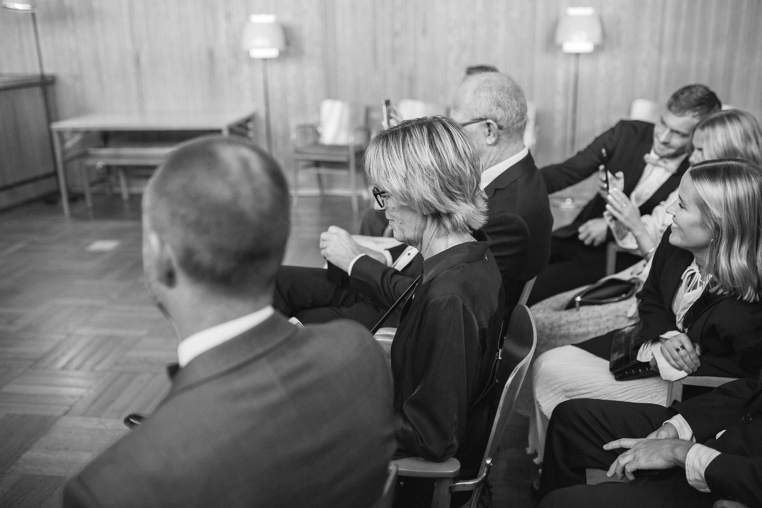 bröllopsgäster inne i rådhuset i göteborg, inne i vigselsalen under vigsel, bröllopsfotografering, fotograf