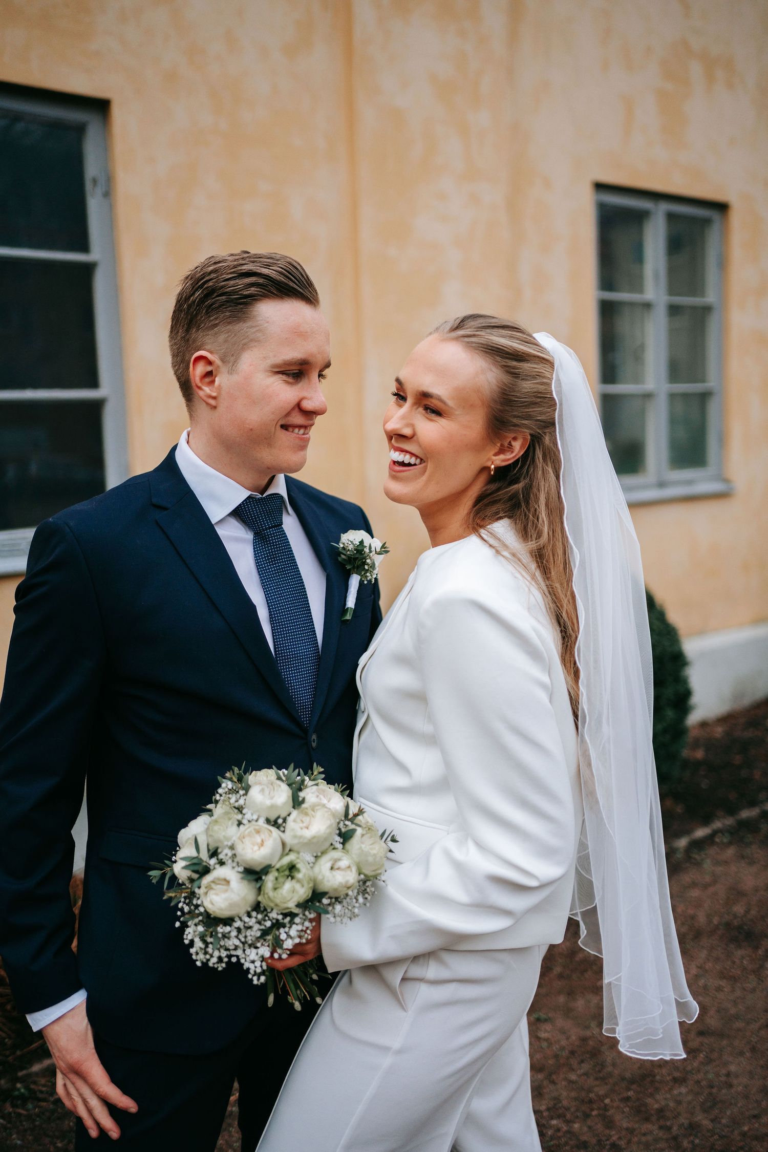 Porträtt i stadsmiljö vid Kronhusbodarna nära rådhuset i Göteborg, bröllopsfotografering