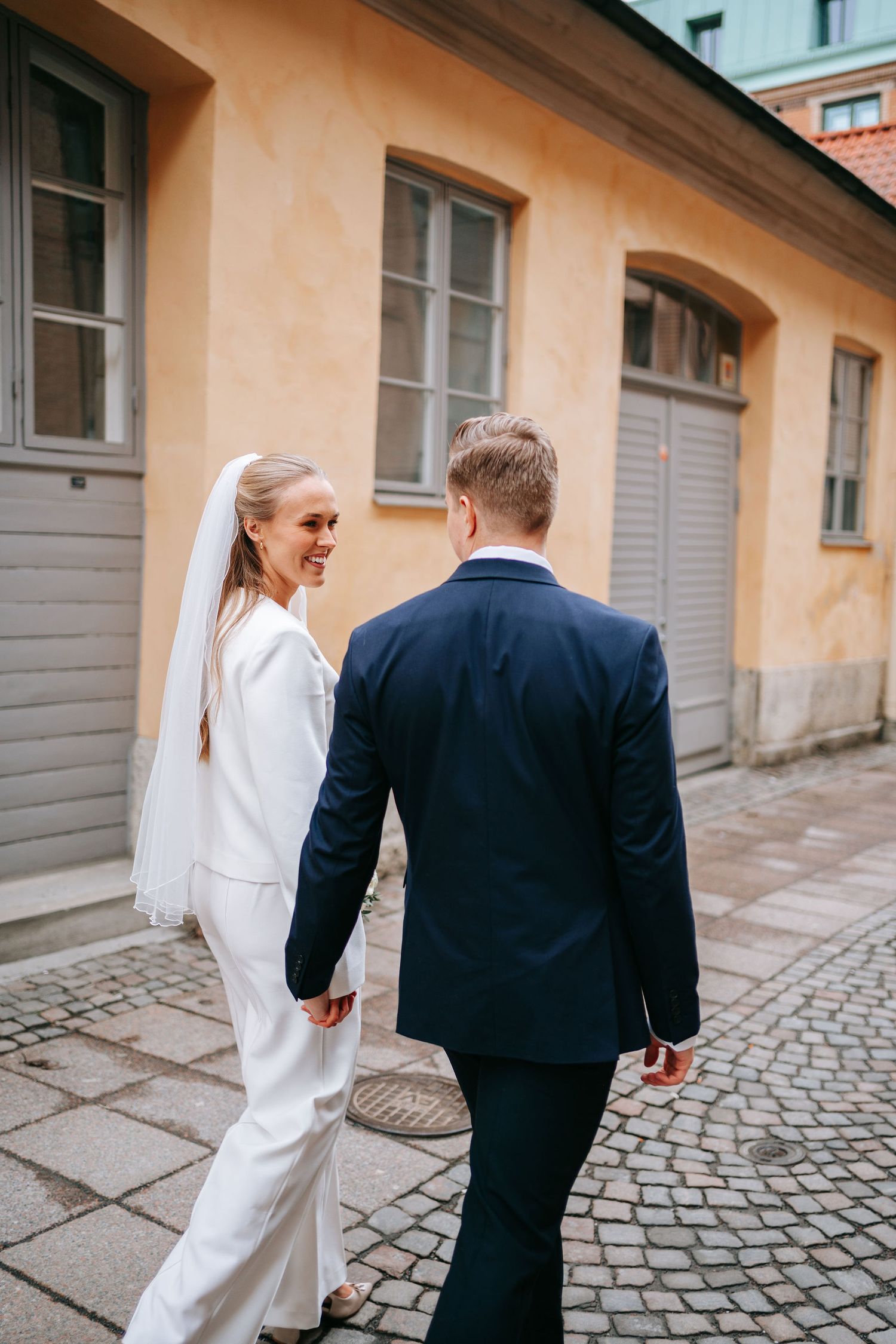 Brudpar promenerar tillsammans nära rådhuset i Göteborg innan vigsel, bröllopsfotograf göteborg