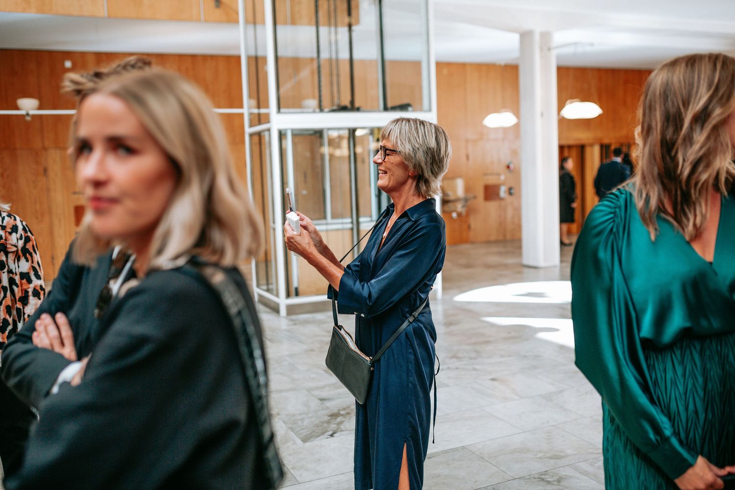 bröllopsgäster inne i rådhuset i göteborg, bröllopsfotografering