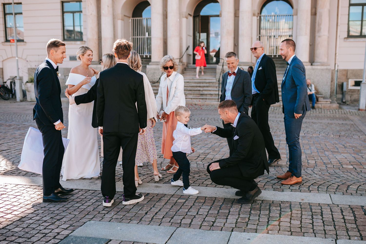 bröllopsgäster utanför rådhuset i göteborg tillsammans med brudparet, fotograf bröllop göteborg och västkusten