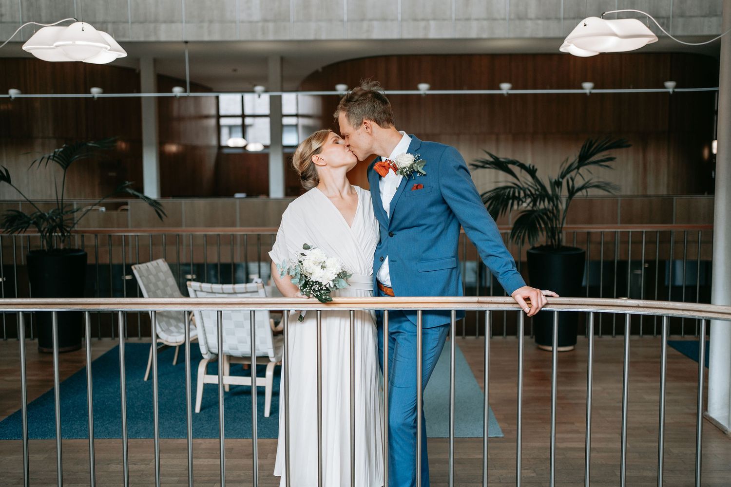 brud och brudgum kysser varandra på balkongen inne i rådhuset i göteborg, fotograf bröllop borglig vigsel