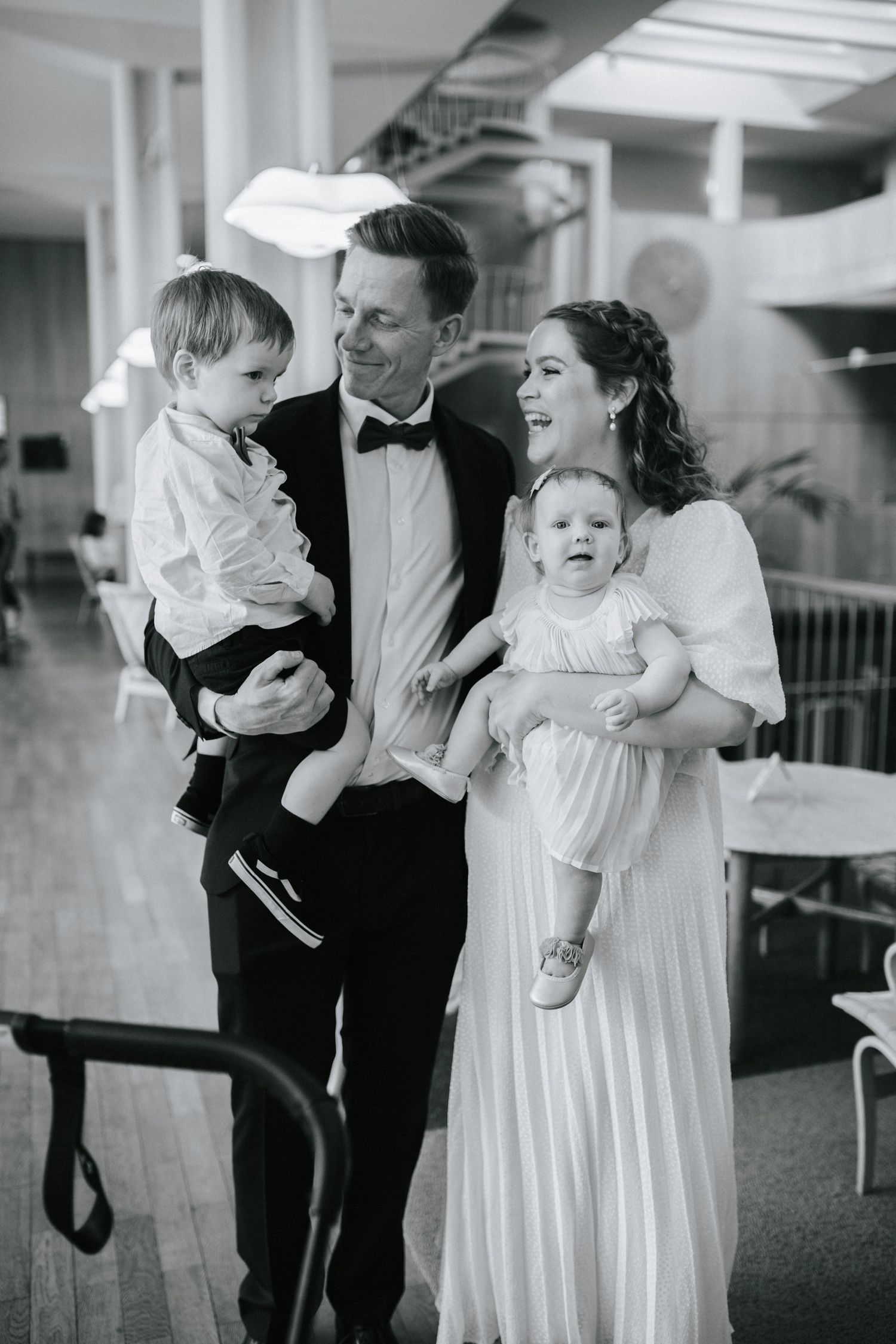 svartvit dokumentär bild på familj inne i rådhuset i göteborg innan deras borgliga bröllop, bröllopsfotografering