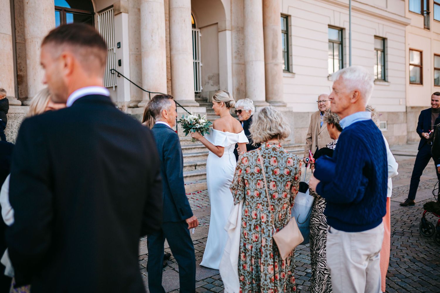 gäster till bröllop i rådhuset i göteborg som gratulerar brudparet, bröllopsfotografering