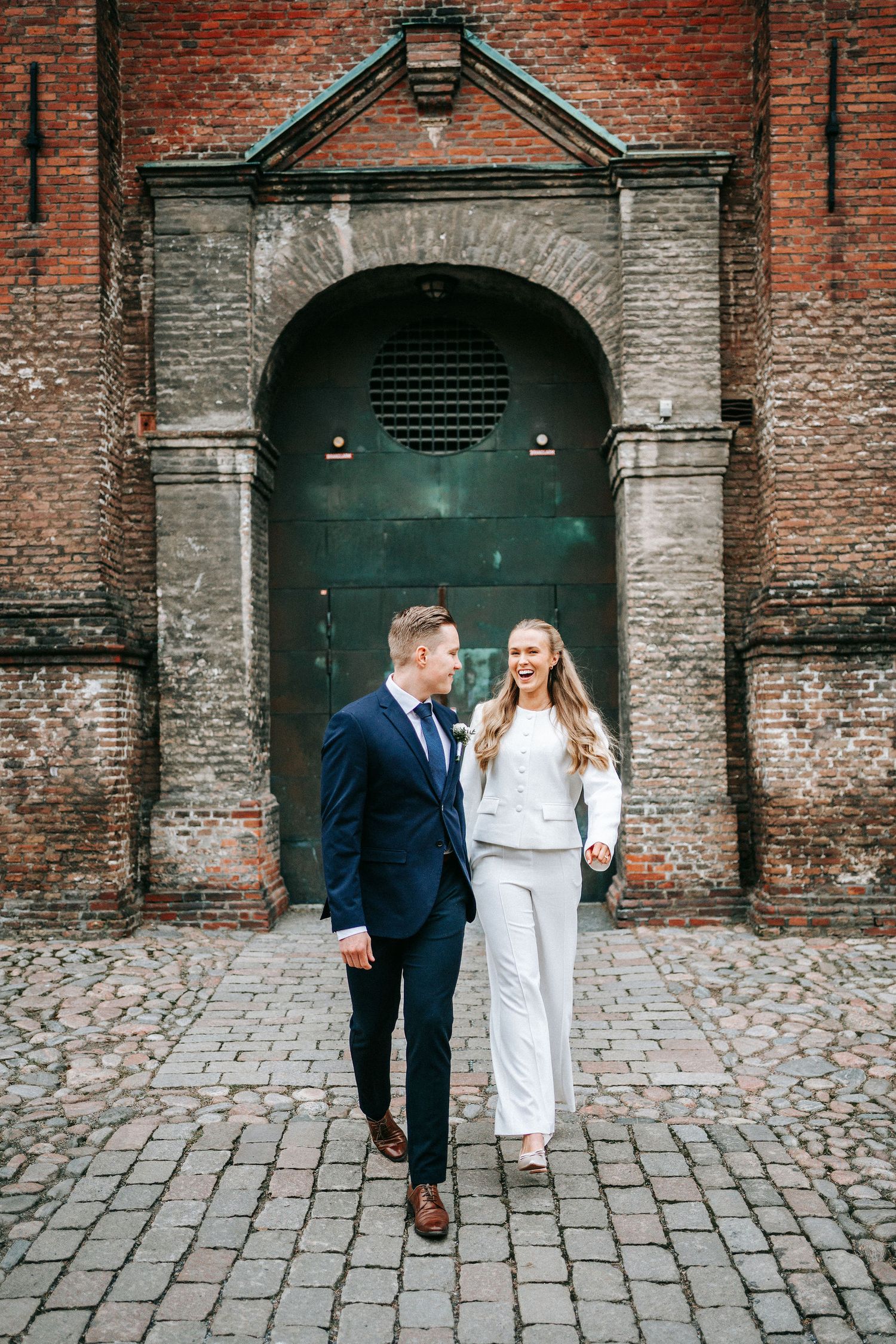 Brudpar vid Kronhusbodarna i Göteborg under bröllopsfotografering. Bröllopsfotograf Emmalin Larsson