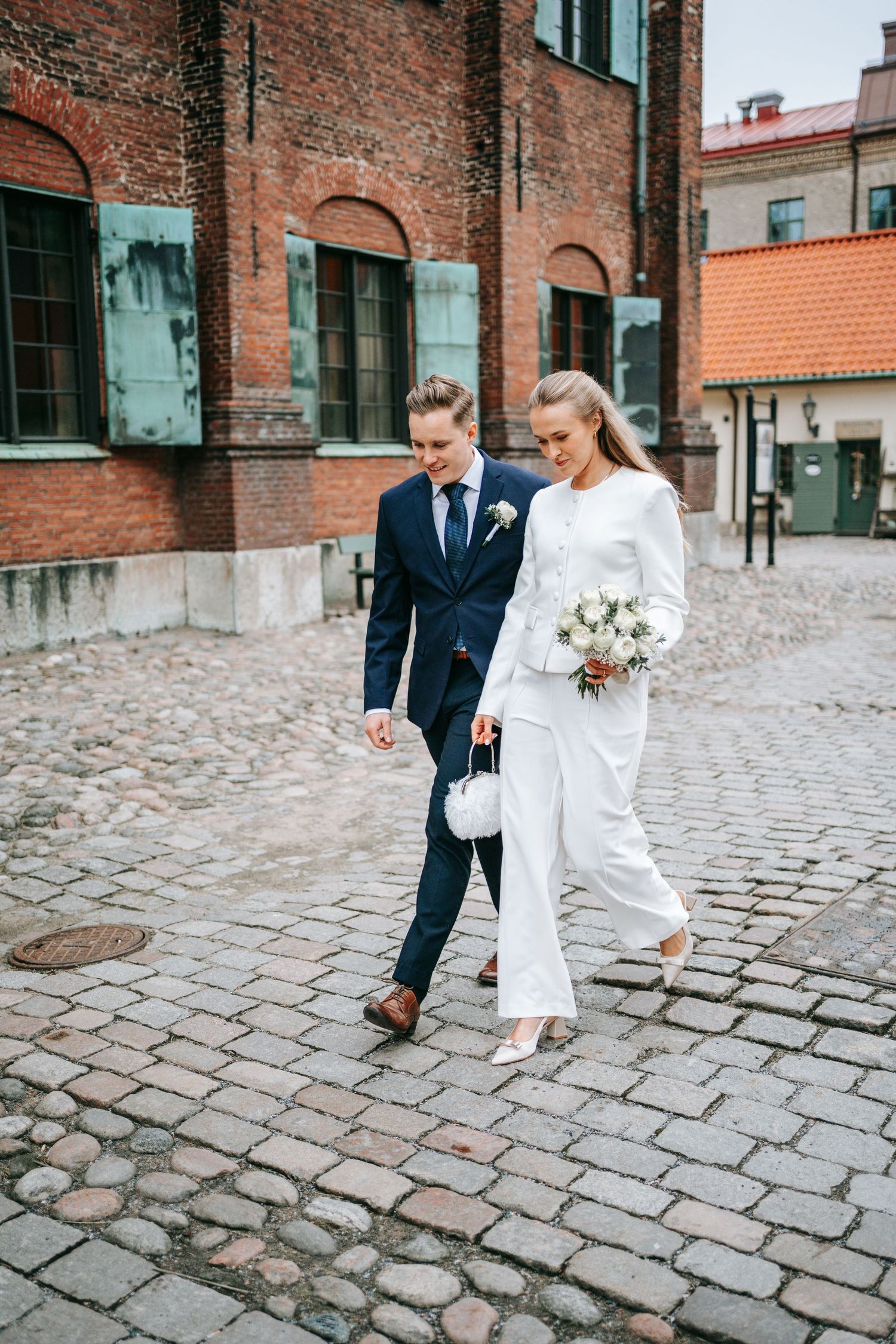 gående brudpar vid kronhusbodarna i göteborg, bröllopsfotografering, fotograf bröllop