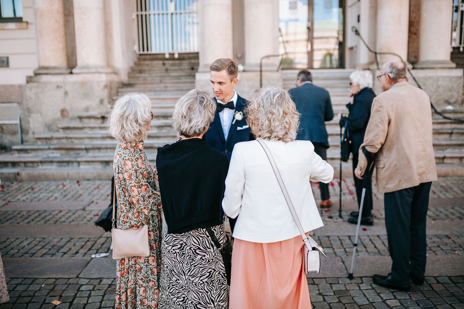 gäster till bröllop i rådhuset i göteborg som gratulerar brudparet, bröllopsfotografering