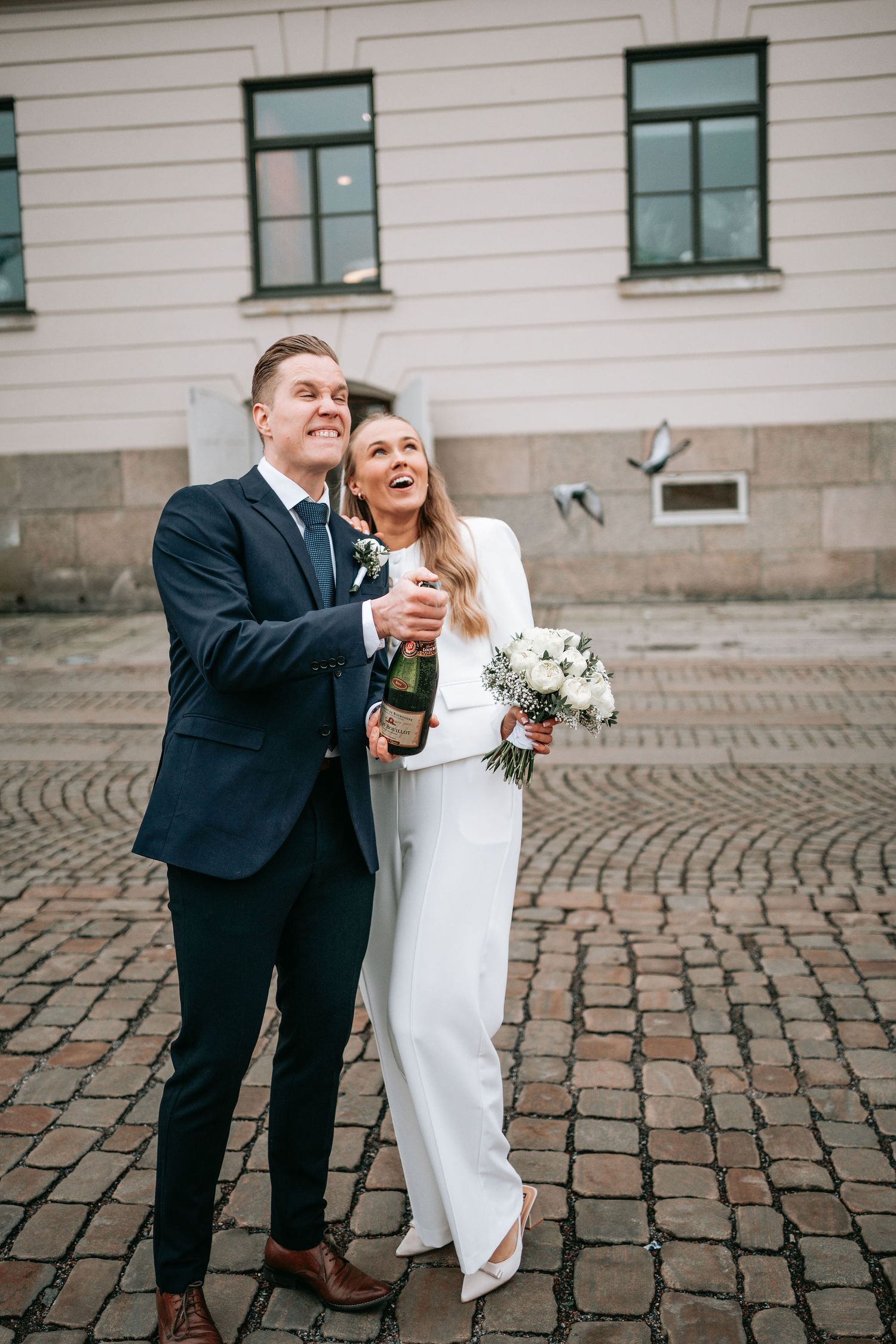 Firande med bubbel utanför rådhuset i Göteborg, bröllopsfotograf Emmalin Larsson