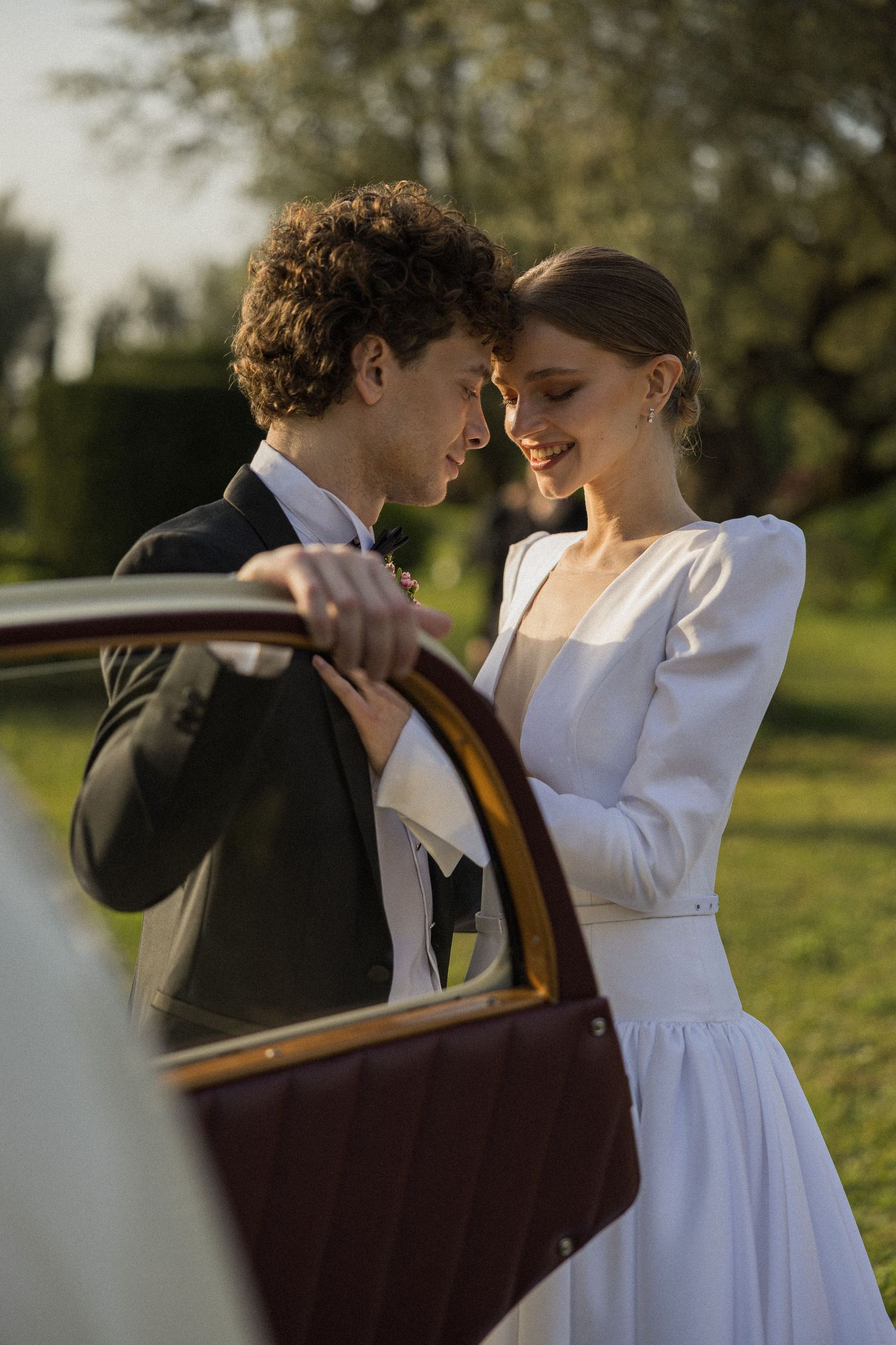 Luxury wedding in Tuscany with couple on a vintage car