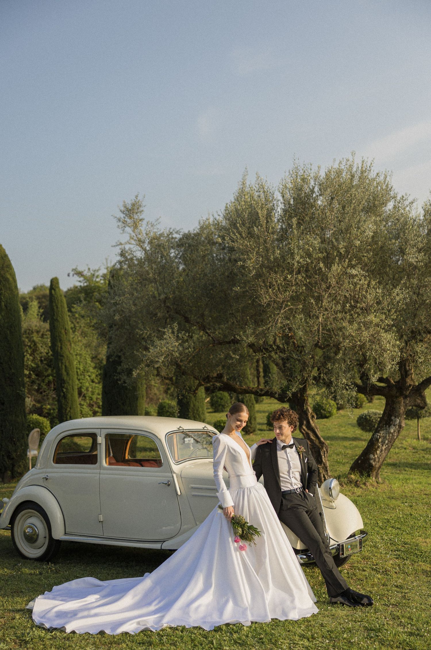 Tuscany wedding couple photoshoot vintage car