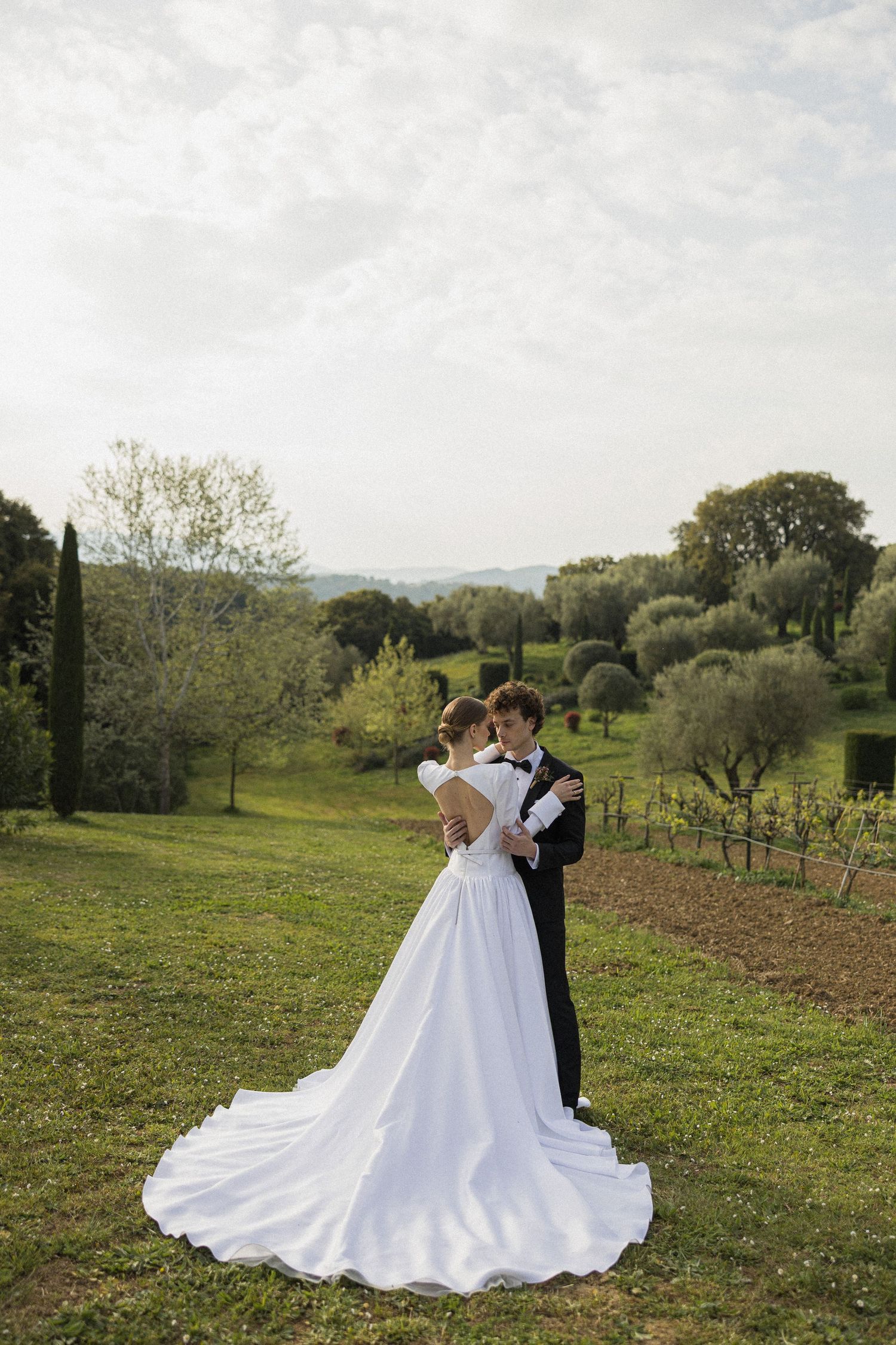 Luxury wedding couple in Tuscany sunset