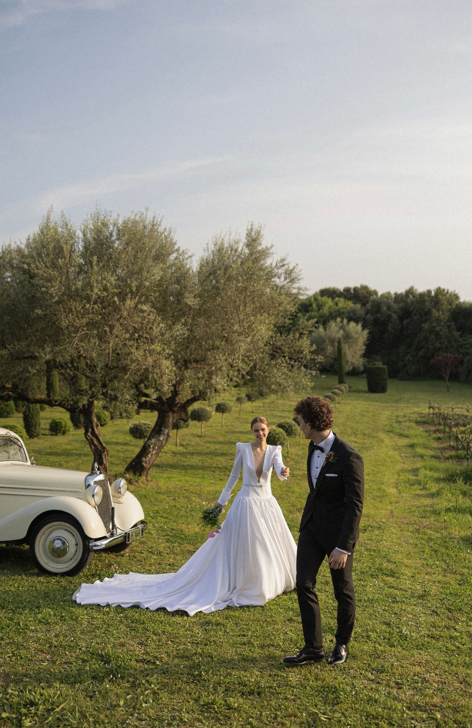 Luxury wedding in Italy couple in sunset editorial vibes