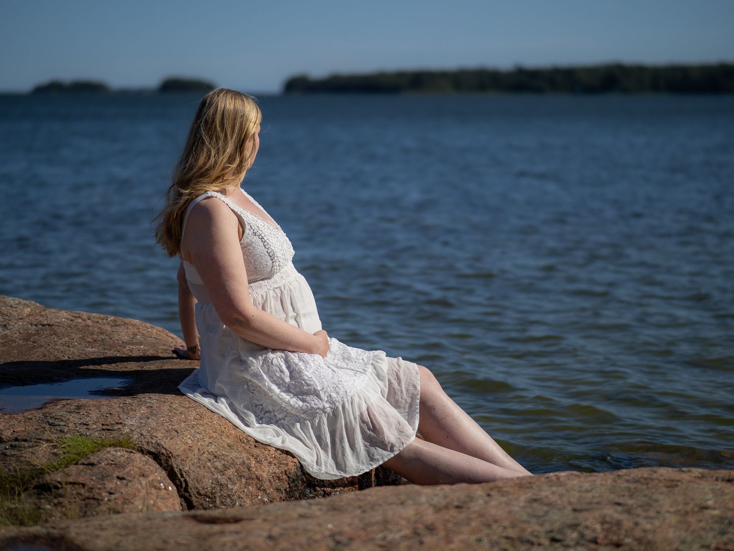 Vellamo vedenhaltiatar kuvaukset vedessä Espoossa. Positiivinen kehonkuva raskaana ollessa, valokuvauksen merkitys omaan kehonkuvaan.