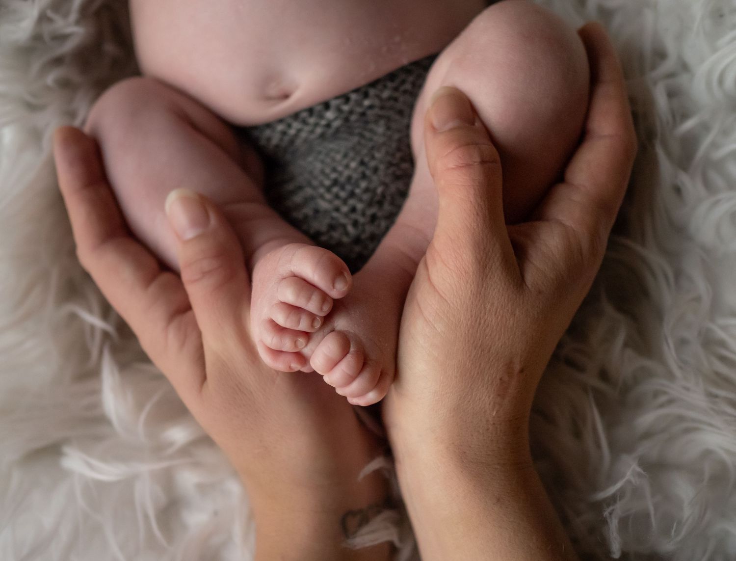 Newborn valokuvaus kotona Espoo/Vantaa/Helsinki, ikuistaen nämä ensimmäiset hetket yhdessä perheenä teille muistoiksi!