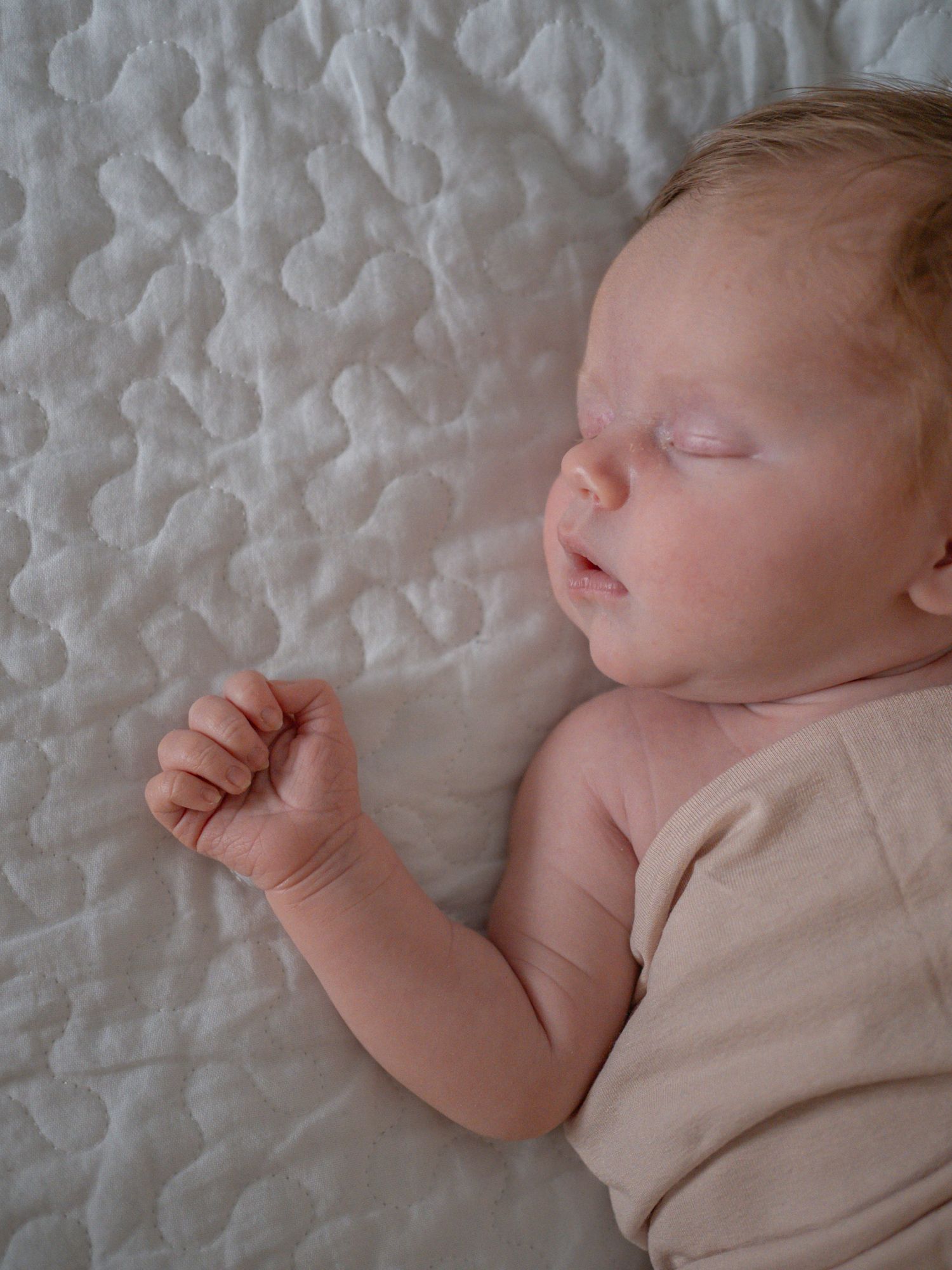Newborn valokuvaus kotona Espoo,Vantaa,Helsinki, ikuistaen nämä ensimmäiset hetket yhdessä perheenä teille muistoiksi!