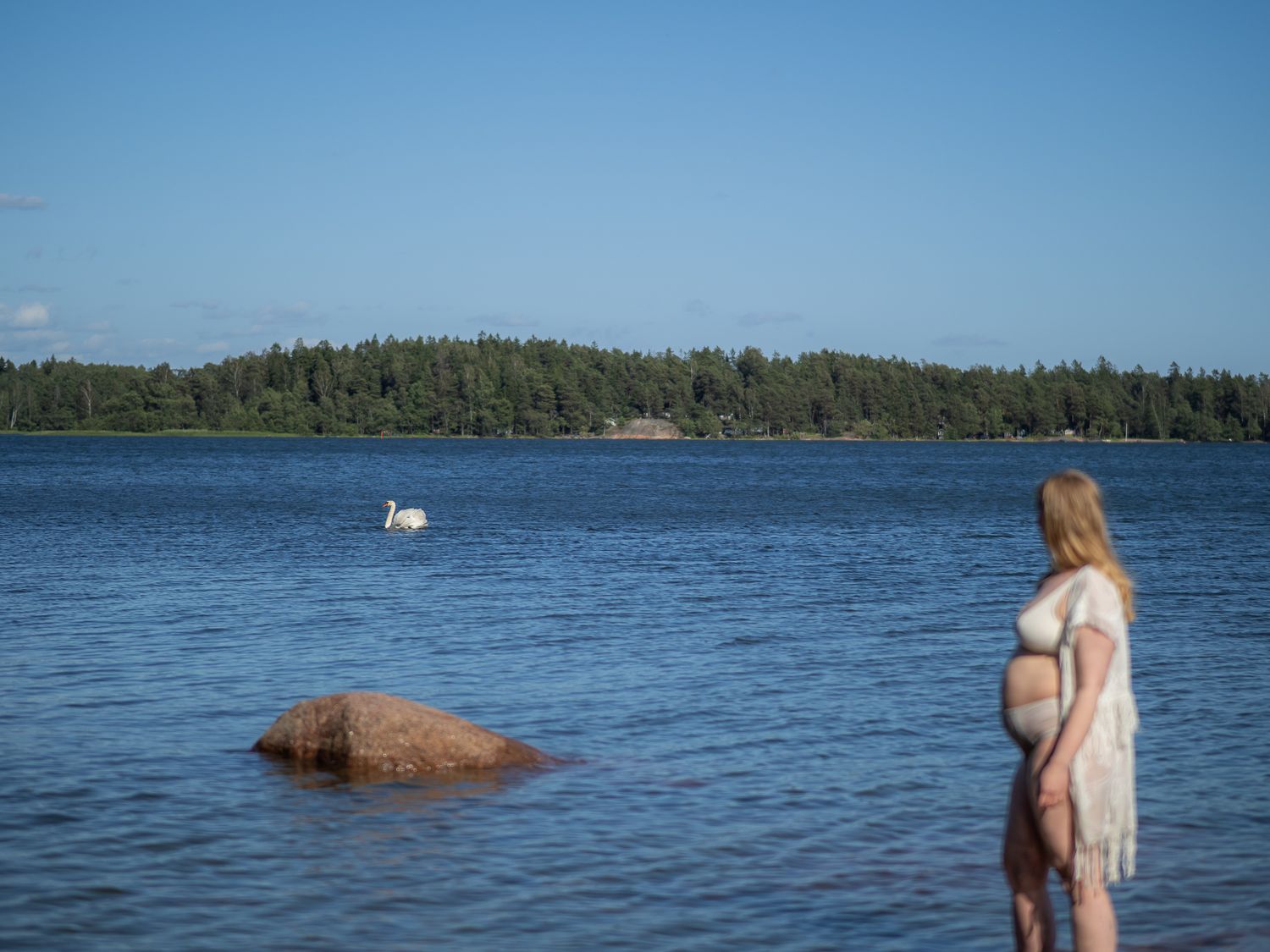 Vellamo vedenhaltiatar kuvaukset vedessä Espoossa. Positiivinen kehonkuva raskaana ollessa, valokuvauksen merkitys omaan kehonkuvaan.