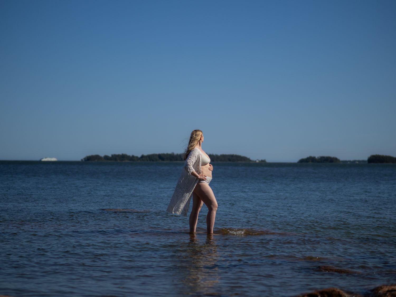 Vellamo vedenhaltiatar kuvaukset vedessä Espoossa. Positiivinen kehonkuva raskaana ollessa, valokuvauksen merkitys omaan kehonkuvaan.