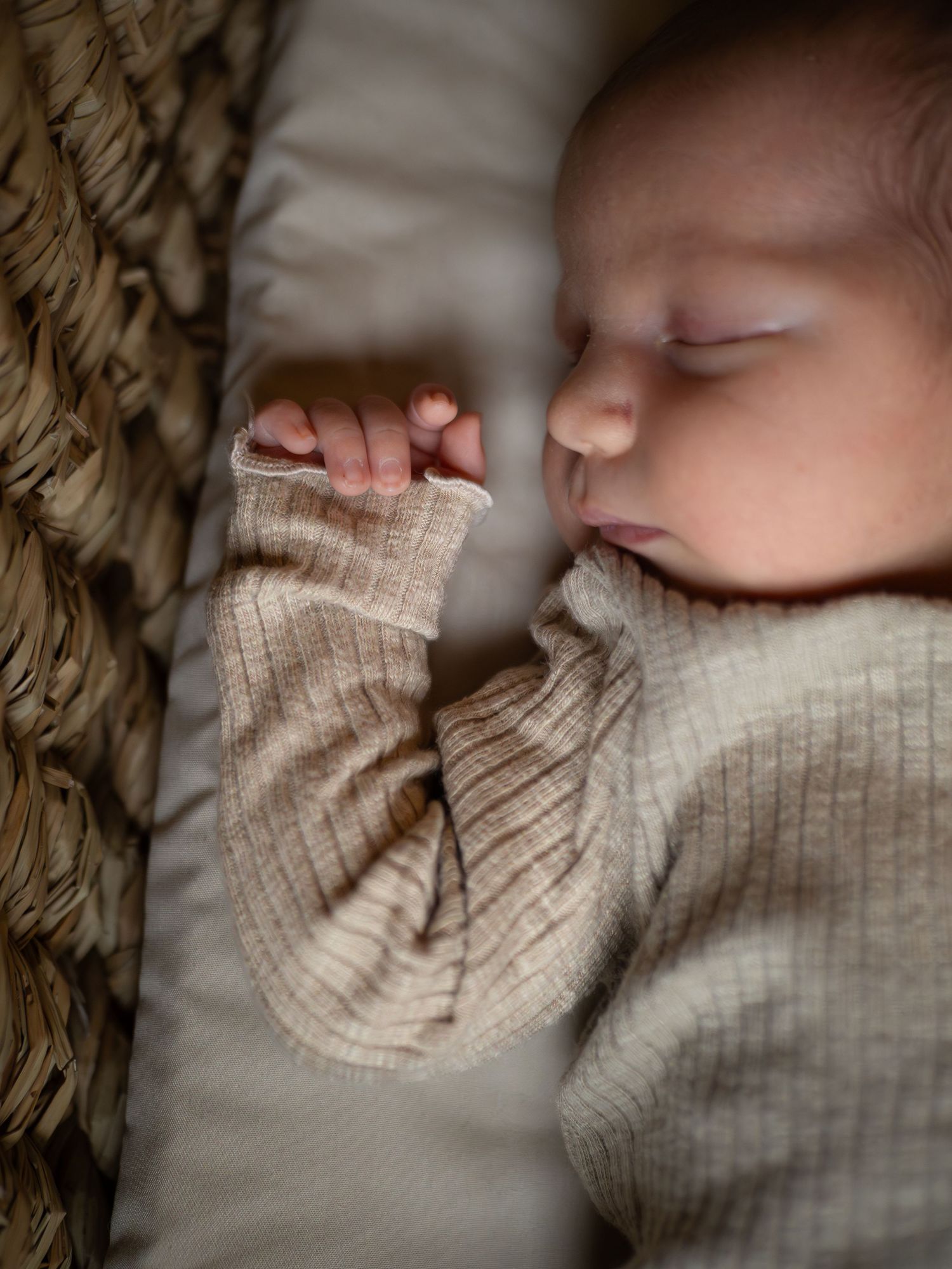 Newborn valokuvaus kotona Espoo/Vantaa/Helsinki, ikuistaen nämä ensimmäiset hetket yhdessä perheenä teille muistoiksi!