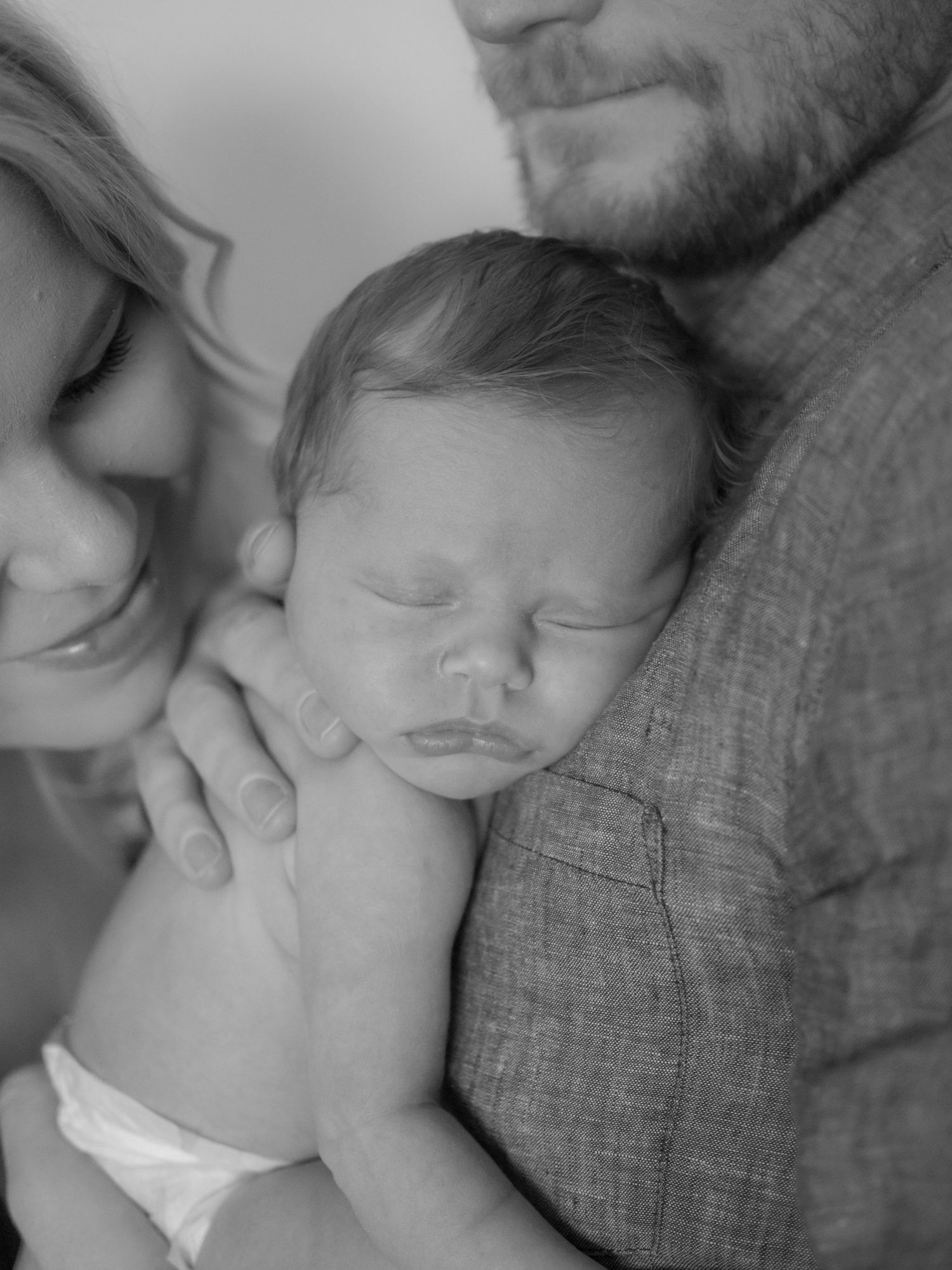 Newborn valokuvaus kotona Espoo/Vantaa/Helsinki, ikuistaen nämä ensimmäiset hetket yhdessä perheenä teille muistoiksi!