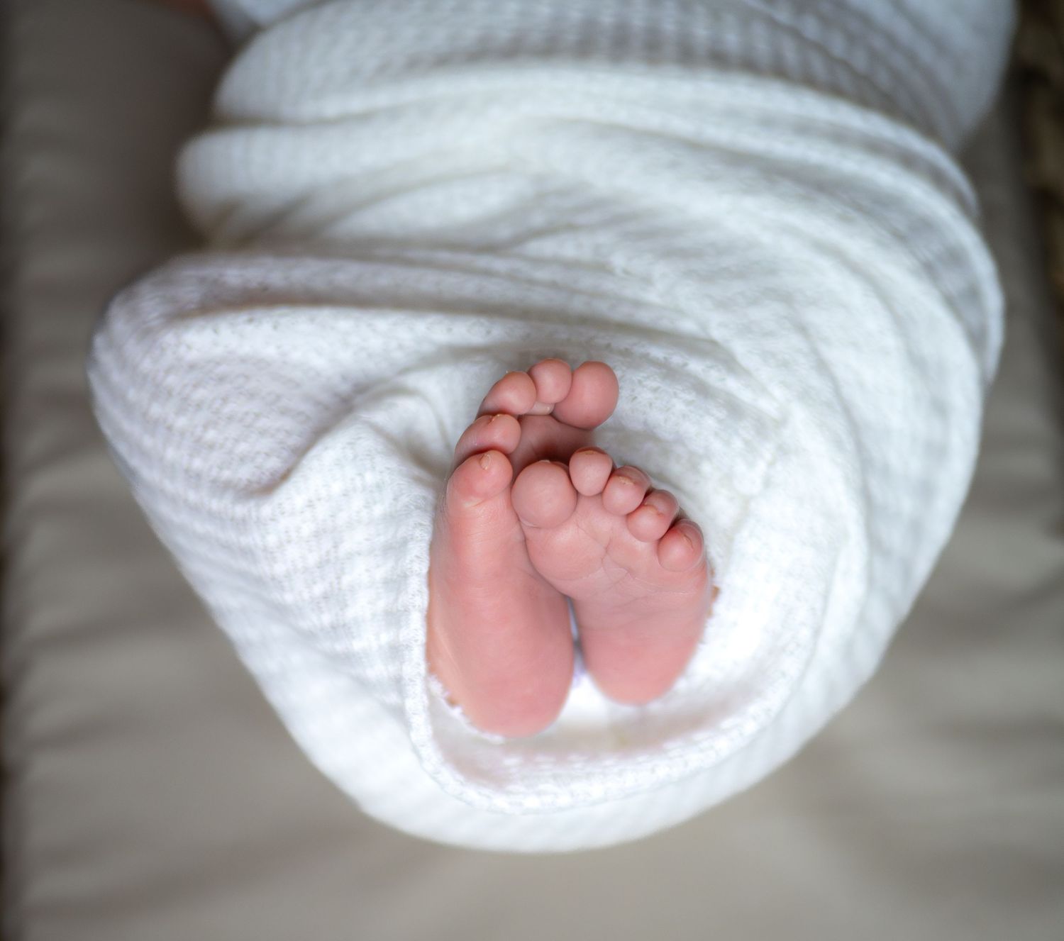 Newborn kuvaus kotonanne, ikuistaen vauvan ensihetket yhdessä teidän kanssanne. Vauvakuvaus Espoo, Helsinki, Vantaa, Kauniainen alueella.