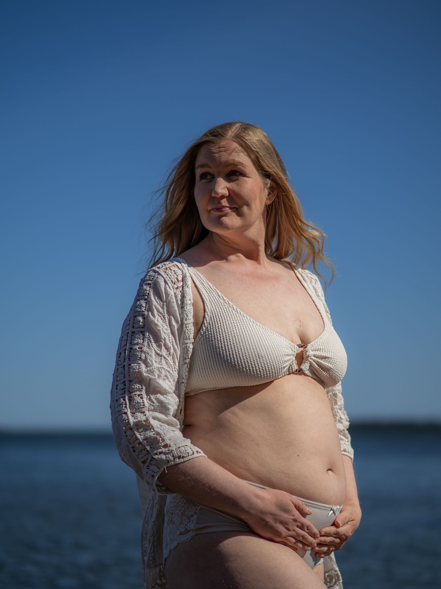 Vellamo vedenhaltiatar kuvaukset vedessä Espoossa. Positiivinen kehonkuva raskaana ollessa, valokuvauksen merkitys omaan kehonkuvaan.
