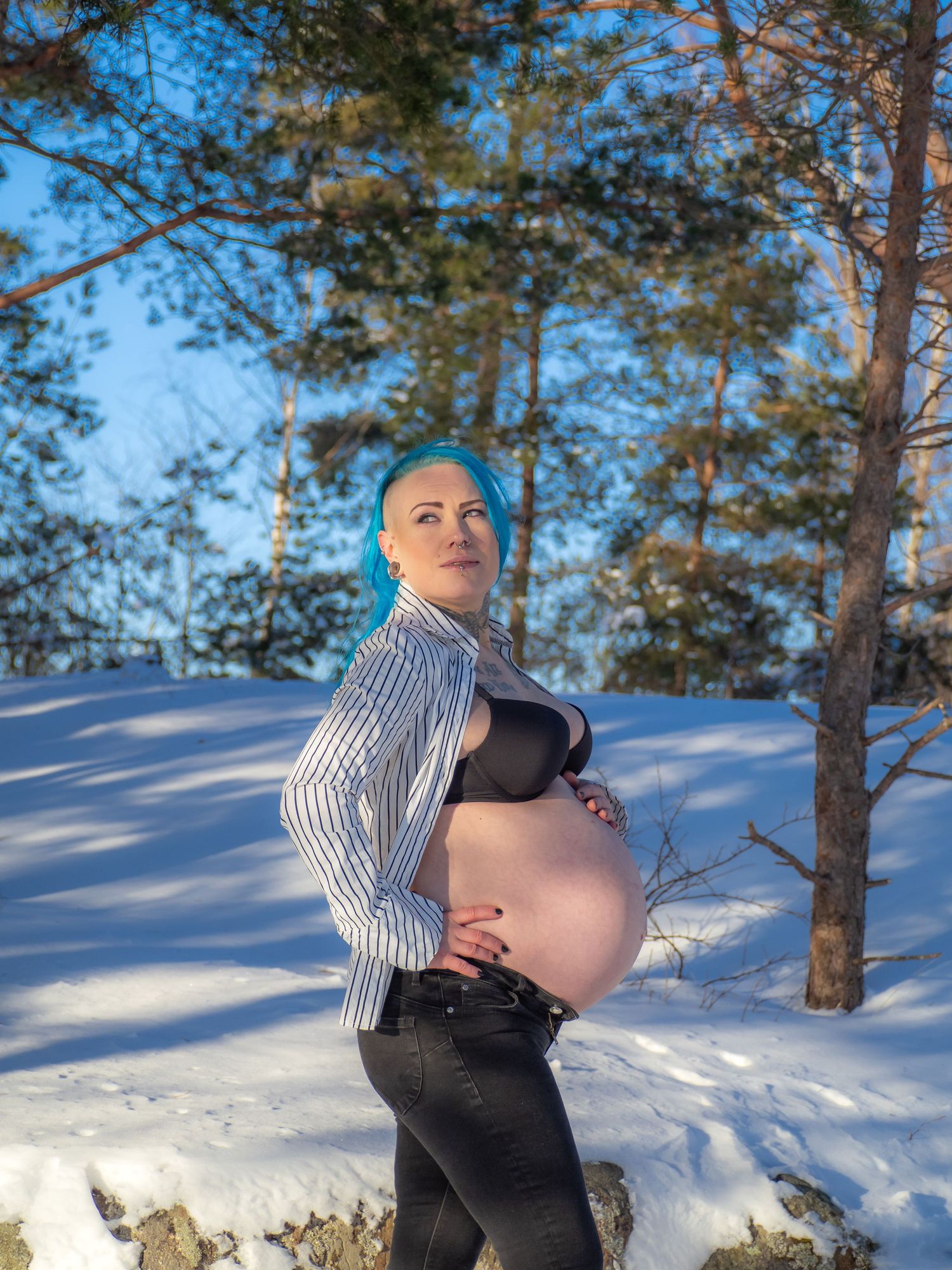 Raskauskuvaus talvella Helsinki, Espoo, Vantaa. Odotuskuvaus talventaikamaassa, ikuistaen tämän ainutlaatuisen matkan muistoiksi teille!