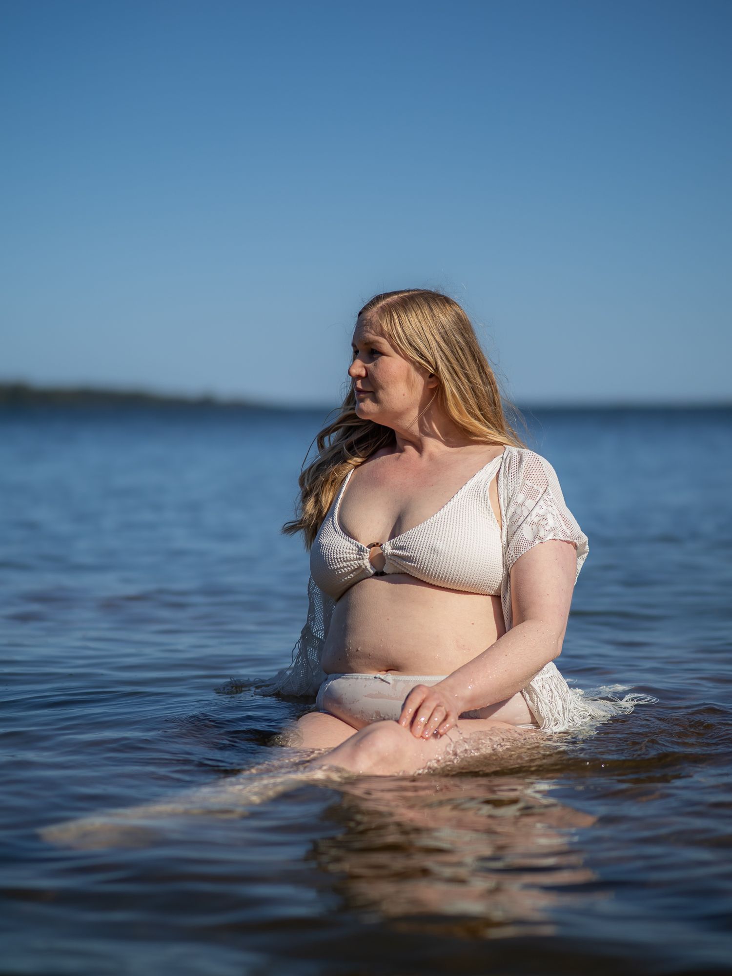Vellamo vedenhaltiatar kuvaukset vedessä Espoossa. Positiivinen kehonkuva raskaana ollessa, valokuvauksen merkitys omaan kehonkuvaan.