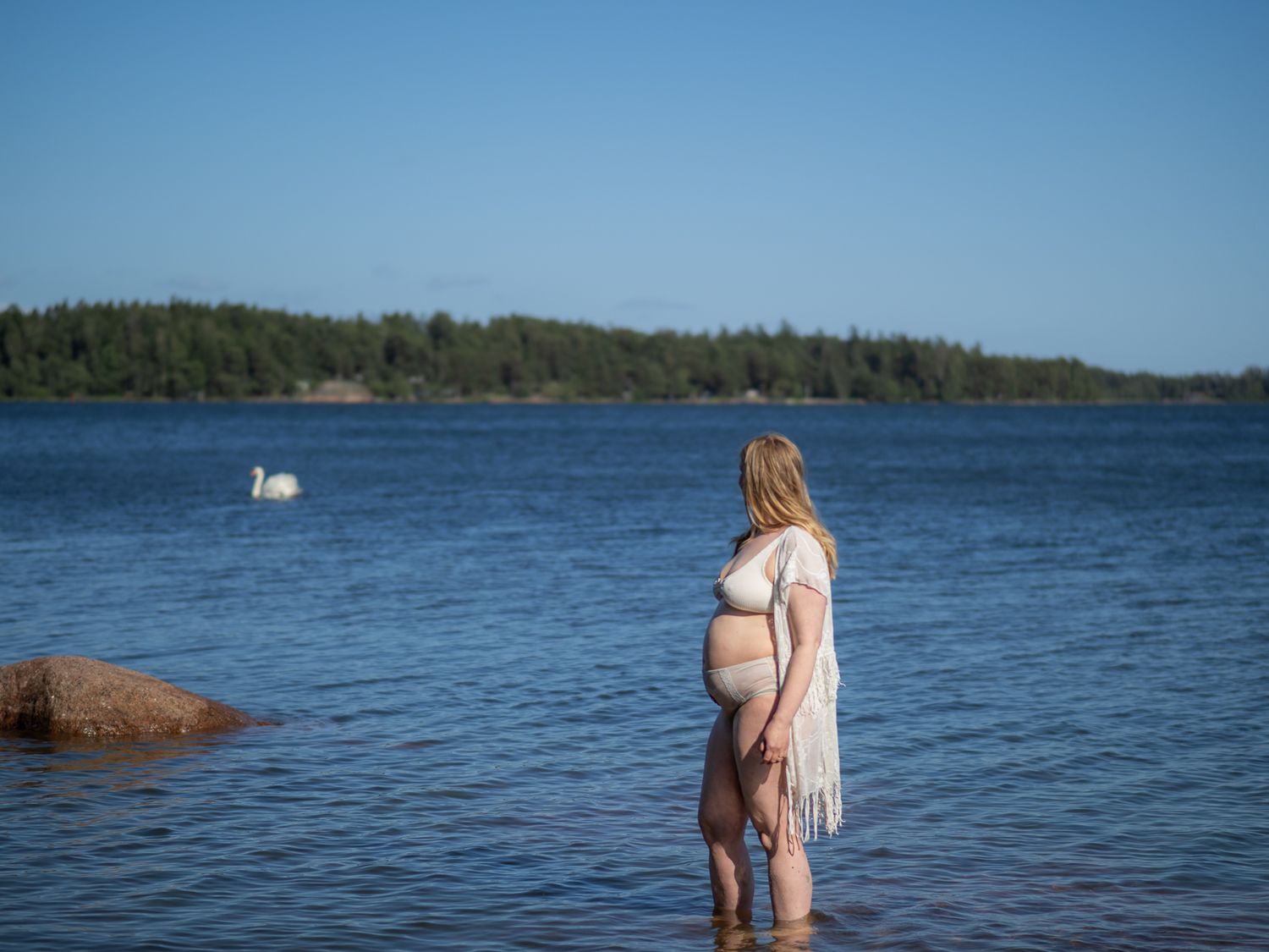 Vellamo vedenhaltiatar kuvaukset vedessä Espoossa. Positiivinen kehonkuva raskaana ollessa, valokuvauksen merkitys omaan kehonkuvaan.