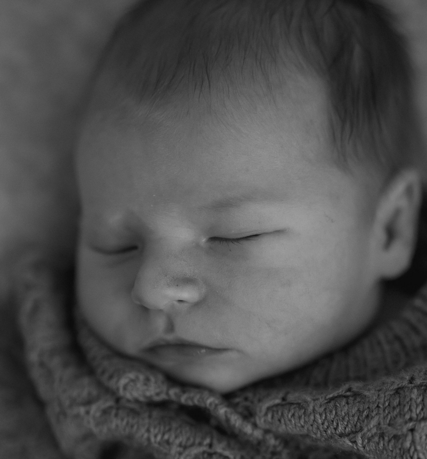 Newborn valokuvaus kotona Espoo/Vantaa/Helsinki, ikuistaen nämä ensimmäiset hetket yhdessä perheenä teille muistoiksi!