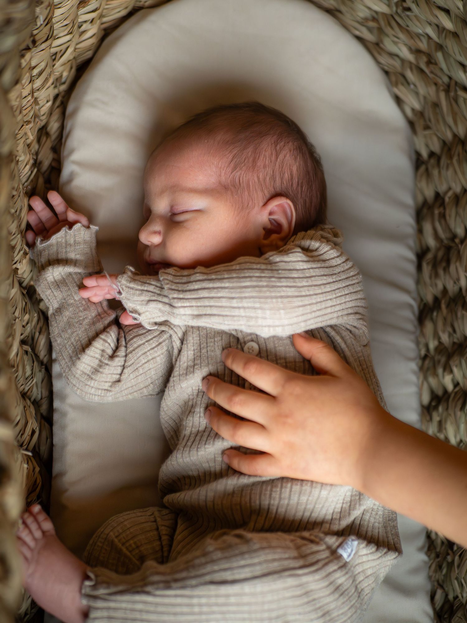 Newborn kuvaus kotonanne, ikuistaen vauvan ensihetket yhdessä teidän kanssanne. Vauvakuvaus Espoo, Helsinki, Vantaa, Kauniainen alueella.