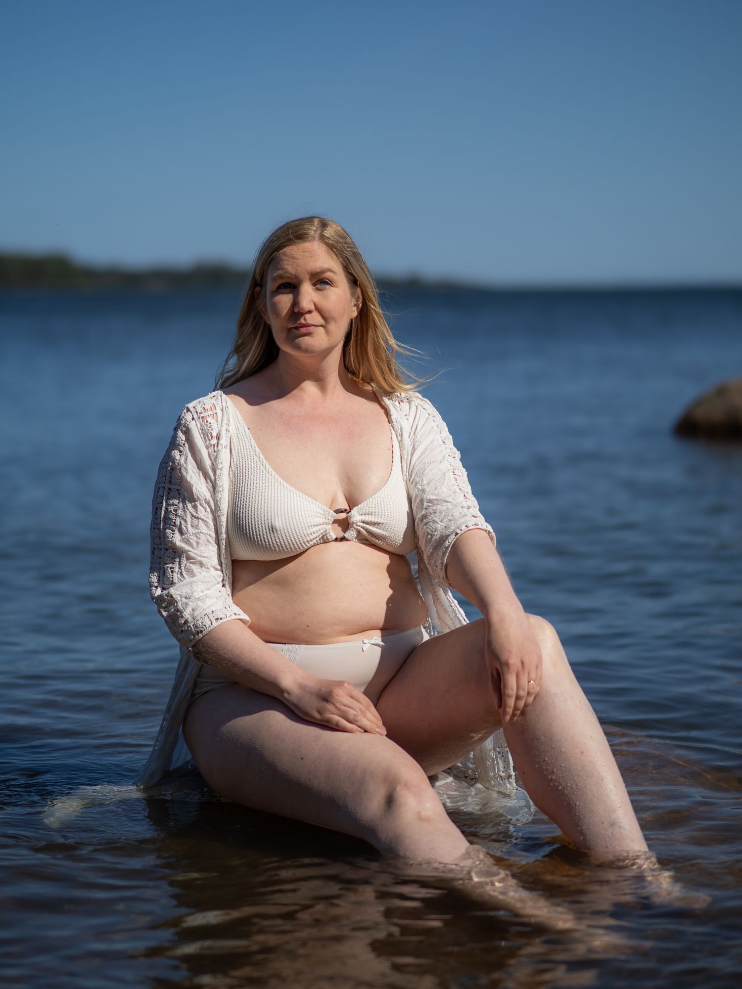 Vellamo vedenhaltiatar kuvaukset vedessä Espoossa. Positiivinen kehonkuva raskaana ollessa, valokuvauksen merkitys omaan kehonkuvaan.