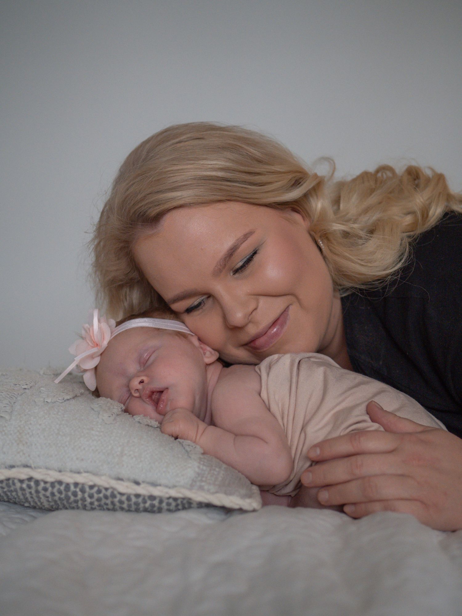 Newborn valokuvaus kotona Espoo,Vantaa,Helsinki, ikuistaen nämä ensimmäiset hetket yhdessä perheenä teille muistoiksi!