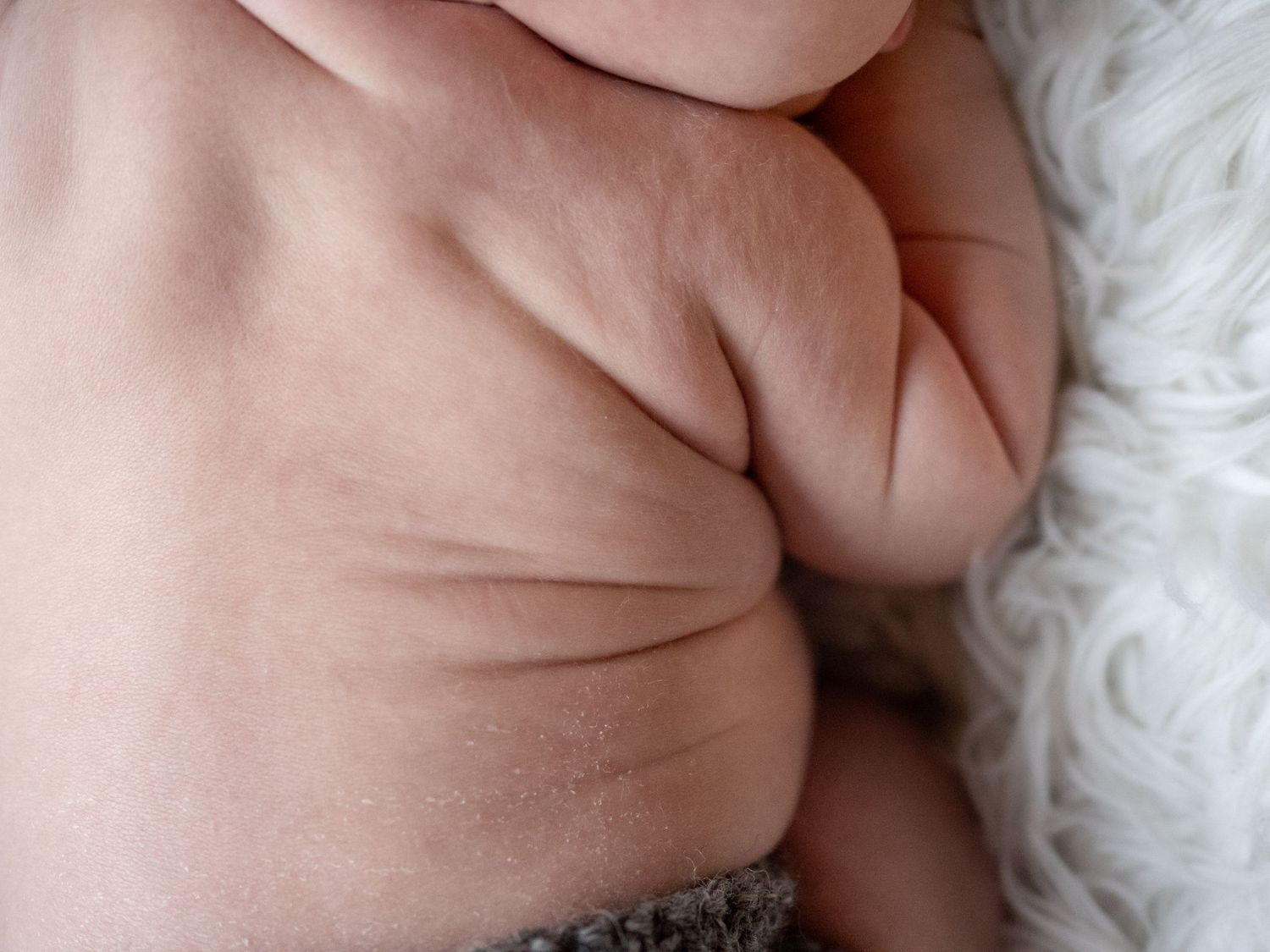 Newborn valokuvaus kotona Espoo/Vantaa/Helsinki, ikuistaen nämä ensimmäiset hetket yhdessä perheenä teille muistoiksi!