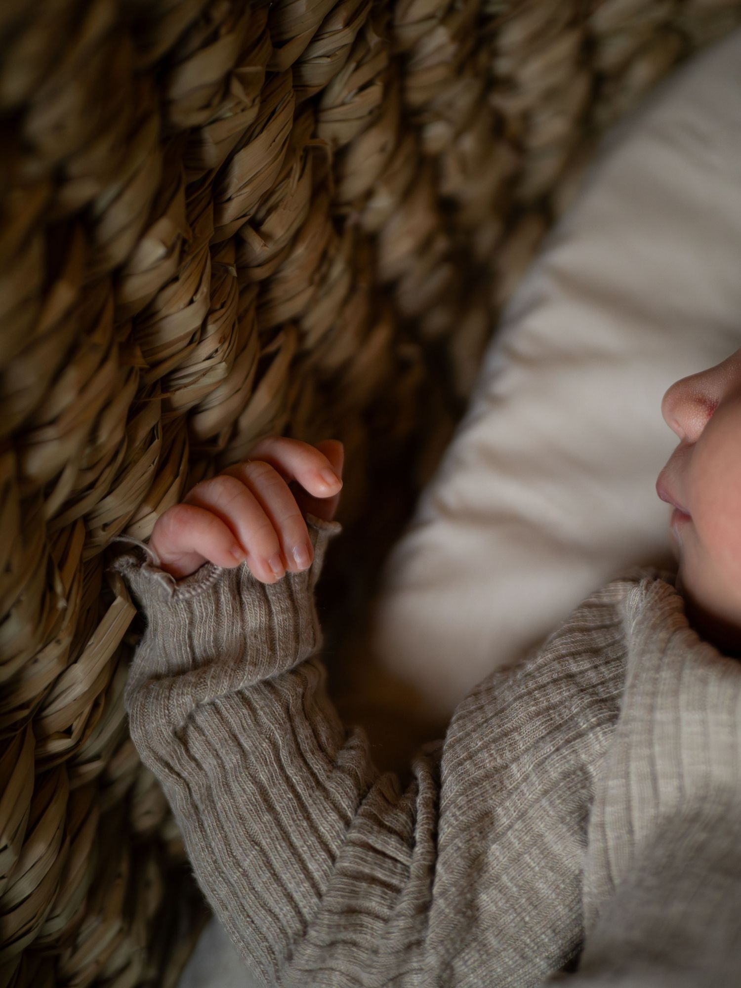 Newborn kuvaus kotonanne, ikuistaen vauvan ensihetket yhdessä teidän kanssanne. Vauvakuvaus Espoo, Helsinki, Vantaa, Kauniainen alueella.