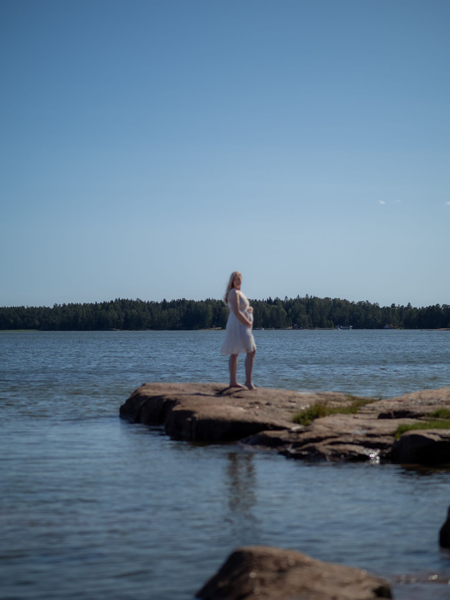 Vellamo vedenhaltiatar kuvaukset vedessä Espoossa. Positiivinen kehonkuva raskaana ollessa, valokuvauksen merkitys omaan kehonkuvaan.