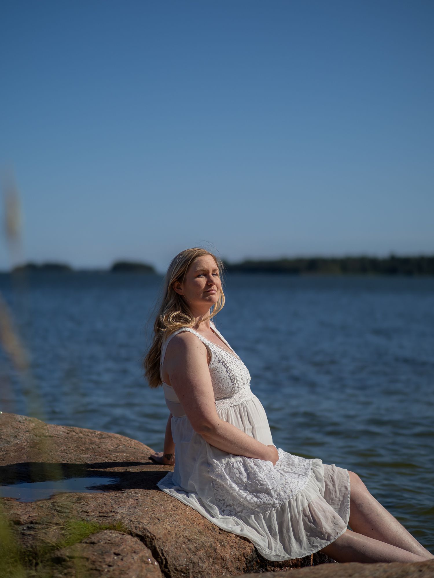 Vellamo vedenhaltiatar kuvaukset vedessä Espoossa. Positiivinen kehonkuva raskaana ollessa, valokuvauksen merkitys omaan kehonkuvaan.