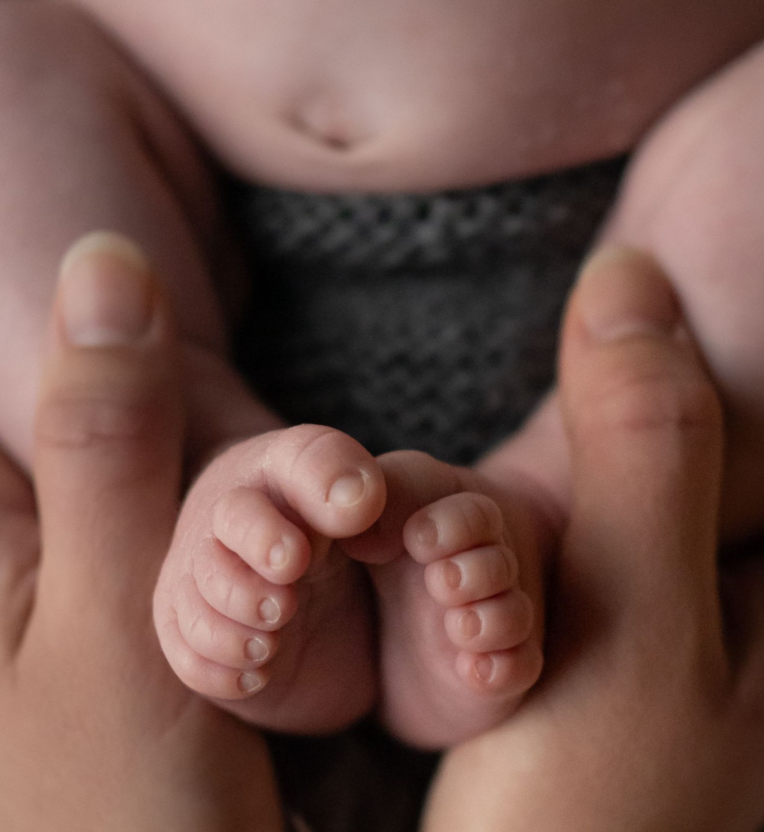 Newborn valokuvaus kotona Espoo/Vantaa/Helsinki, ikuistaen nämä ensimmäiset hetket yhdessä perheenä teille muistoiksi!