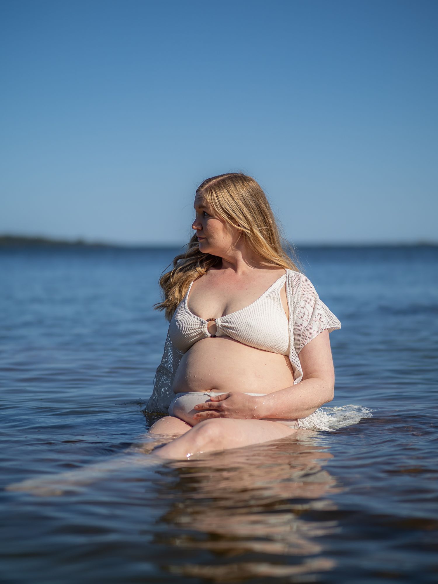 Vellamo vedenhaltiatar kuvaukset vedessä Espoossa. Positiivinen kehonkuva raskaana ollessa, valokuvauksen merkitys omaan kehonkuvaan.