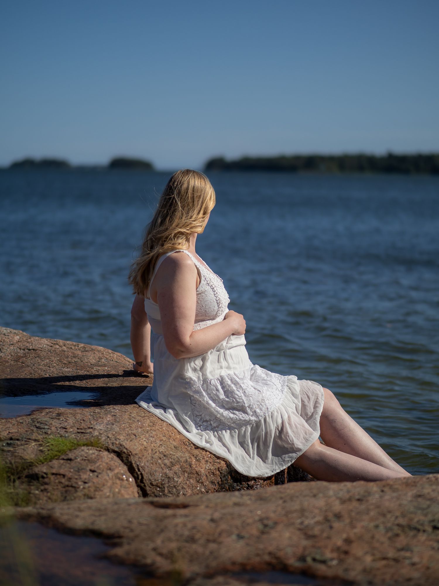 Vellamo vedenhaltiatar kuvaukset vedessä Espoossa. Positiivinen kehonkuva raskaana ollessa, valokuvauksen merkitys omaan kehonkuvaan.