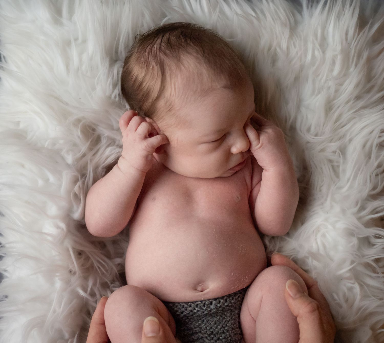 Newborn valokuvaus kotona Espoo/Vantaa/Helsinki, ikuistaen nämä ensimmäiset hetket yhdessä perheenä teille muistoiksi!