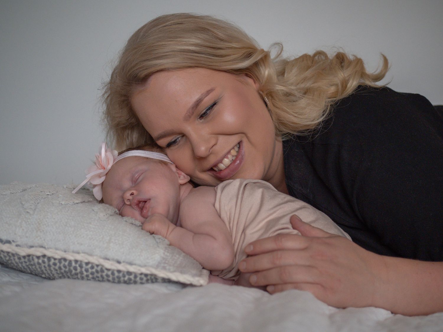 Newborn valokuvaus kotona Espoo/Vantaa/Helsinki, ikuistaen nämä ensimmäiset hetket yhdessä perheenä teille muistoiksi!