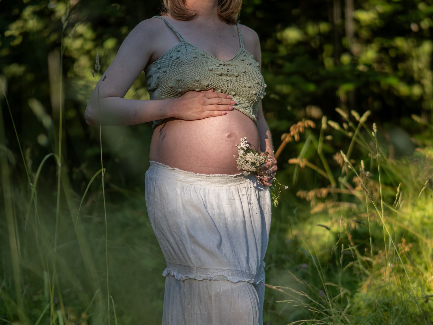 Odotuskuvaus Espoo, Helsinki, Vantaa. Raskaus kuvaus luonnossa ja meren äärellä, synnytysvalokuvaaja Fresia Godoy Visuals. Maternity style