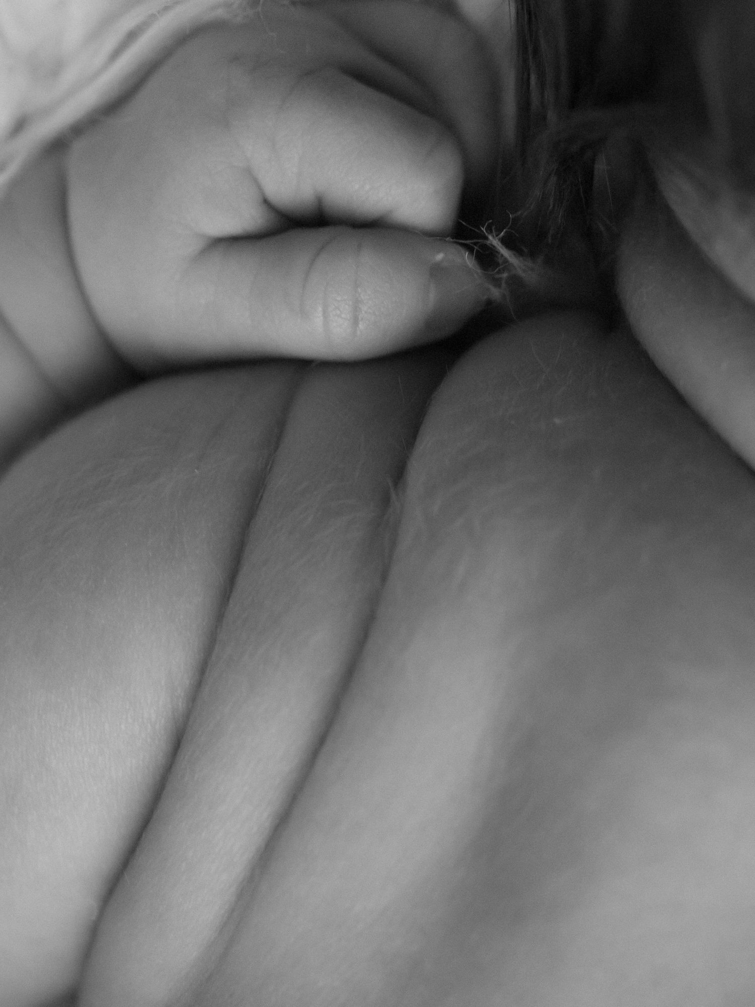 Newborn valokuvaus kotona Espoo/Vantaa/Helsinki, ikuistaen nämä ensimmäiset hetket yhdessä perheenä teille muistoiksi!