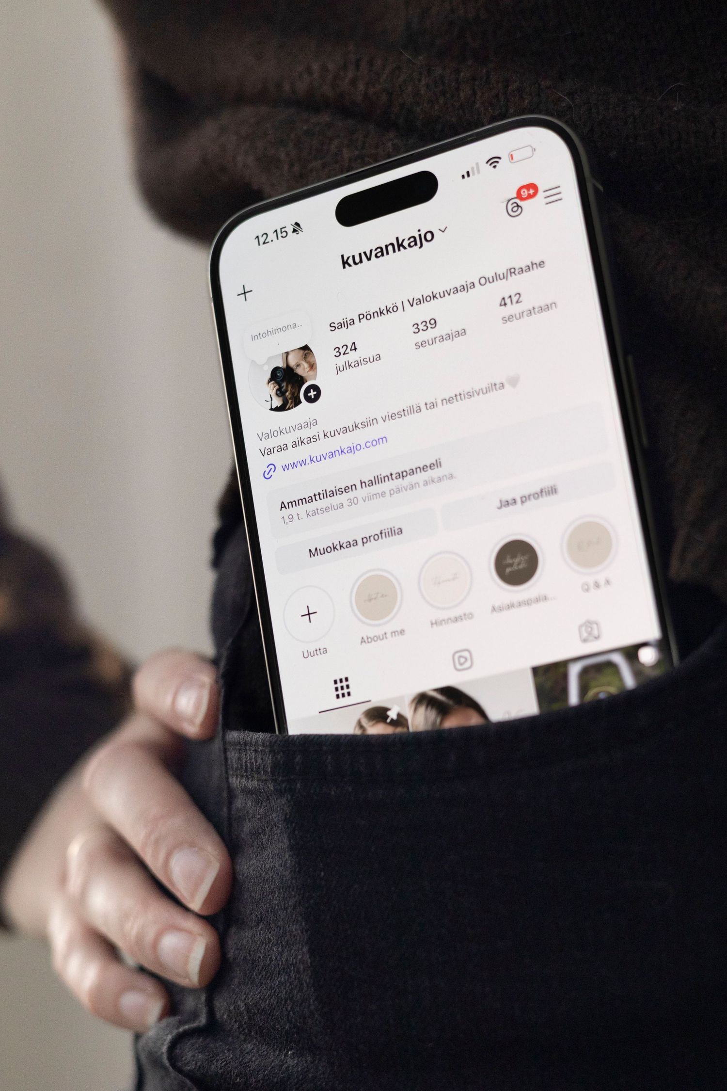 Puhelin on taskussa ja siinä näkyy sosiaalinen media.