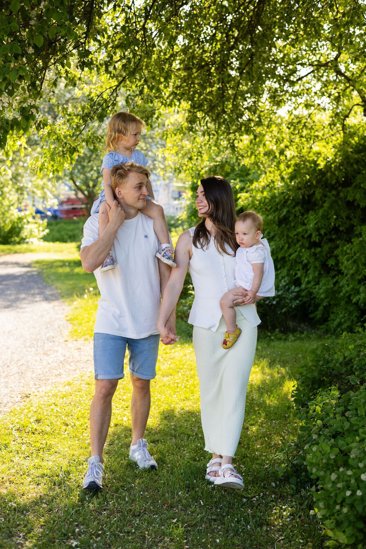 Perhekuvaus Oulussa Ainolanpuistossa.
