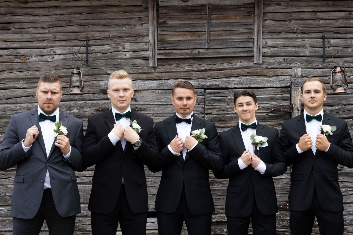 Sulhanen ja bestmänit poseeraa valokuvaajalle.Sulhanen ja bestmänit korjaa pukujaan.